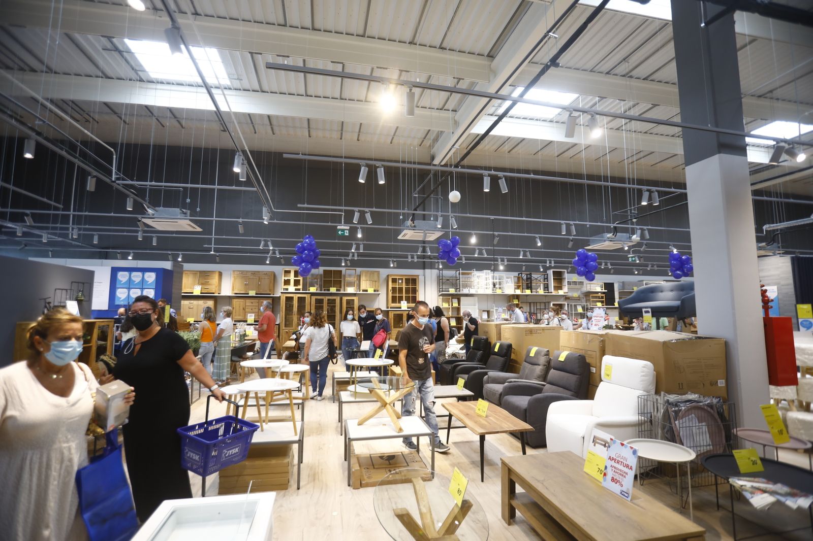 Día de apertura en el parque comercial Los Patios de Azahara de Córdoba, en imágenes