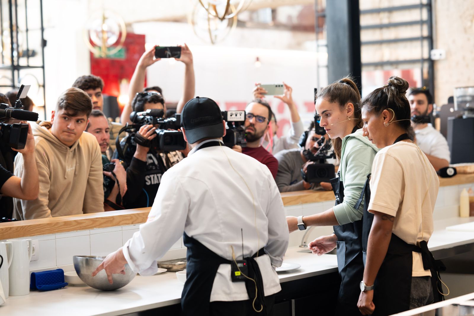 Las fotos de jugadores del Betis y del Sevilla en la Cruzcampo