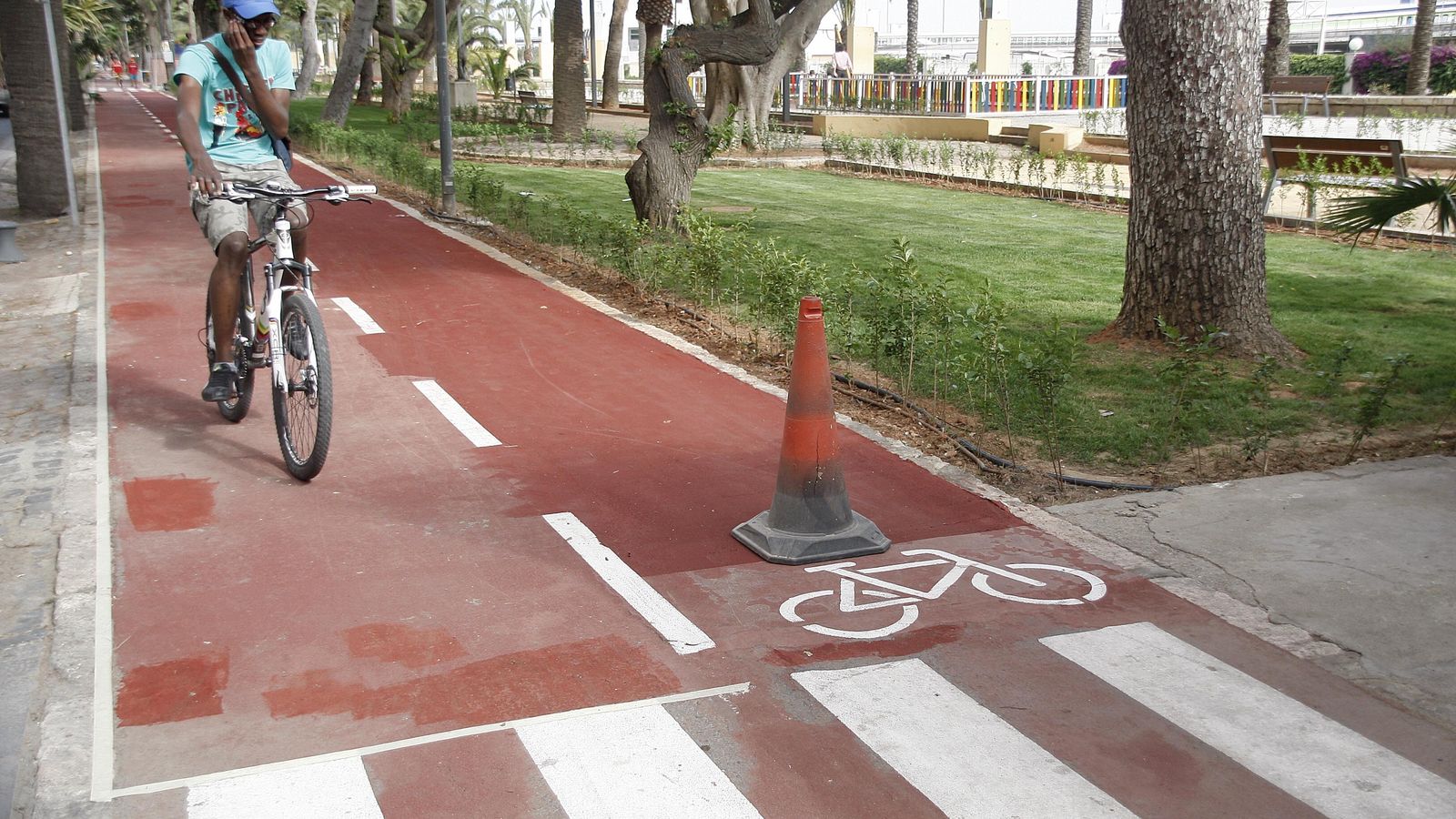 Un joven con su bici por el carril bici de Almería.