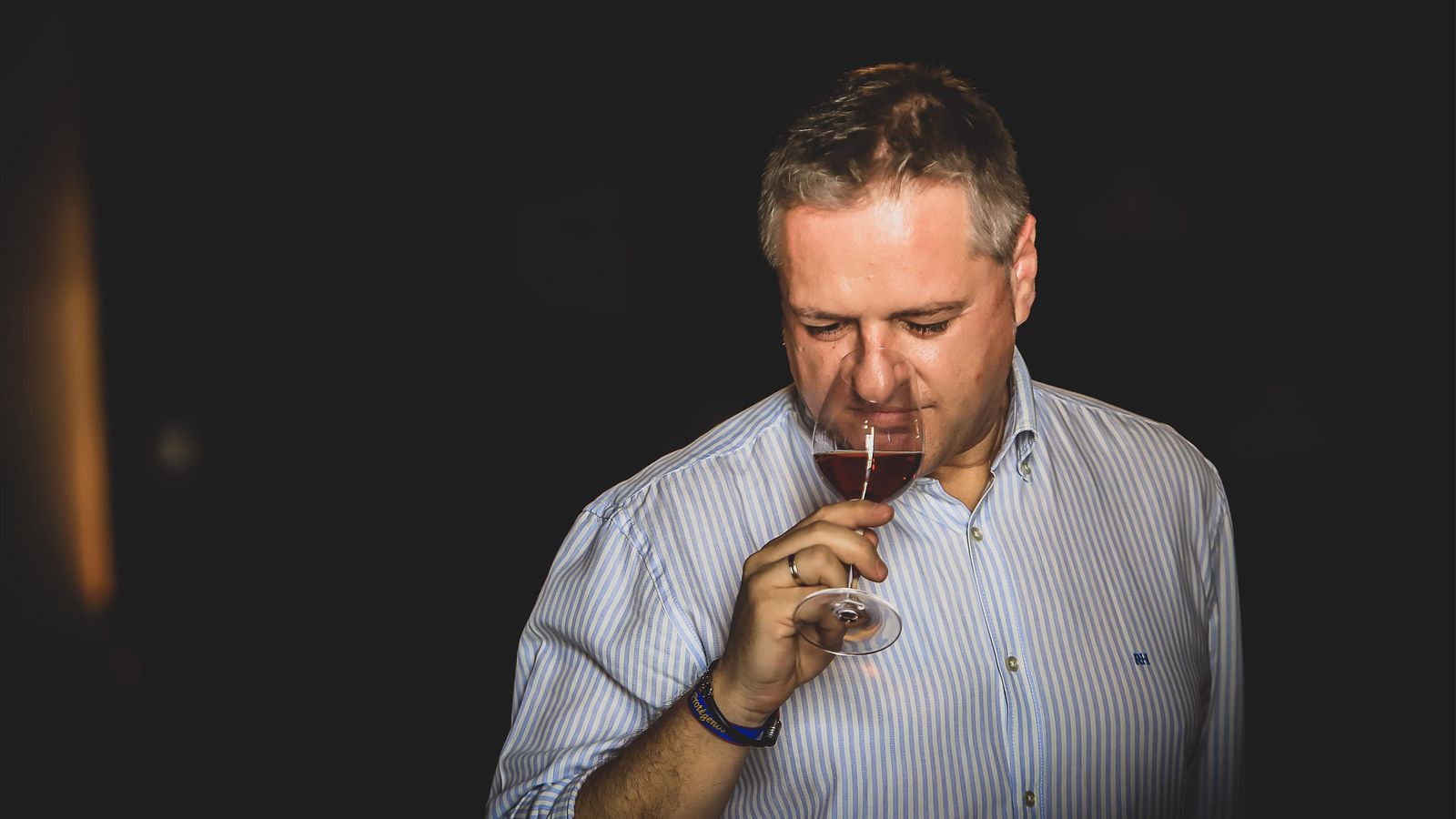 Martínez cata uno de los vinos de Lustau.