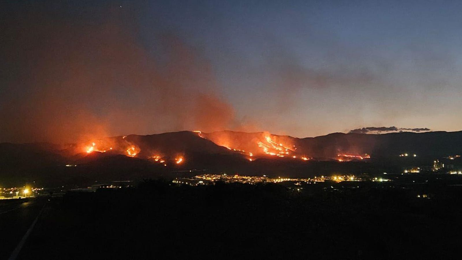 Imágenes del incendio forestal que mantiene en vilo a vecinos de Gádor y Benahadux