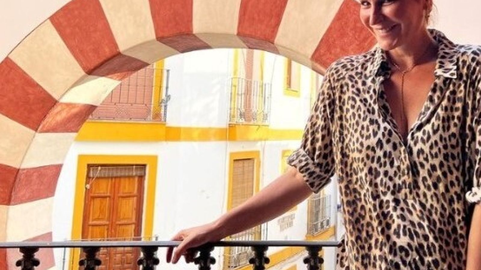 La actriz alicantina posó de lo más sonriente en una de las terrazas superiores de su alojamiento cordobés