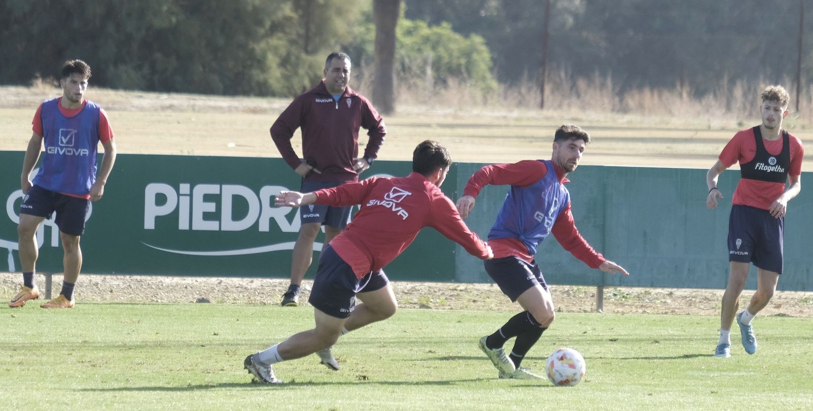 Javi Flores es presionado por Christian Delgado, ante la presencia de Germán Crespo.