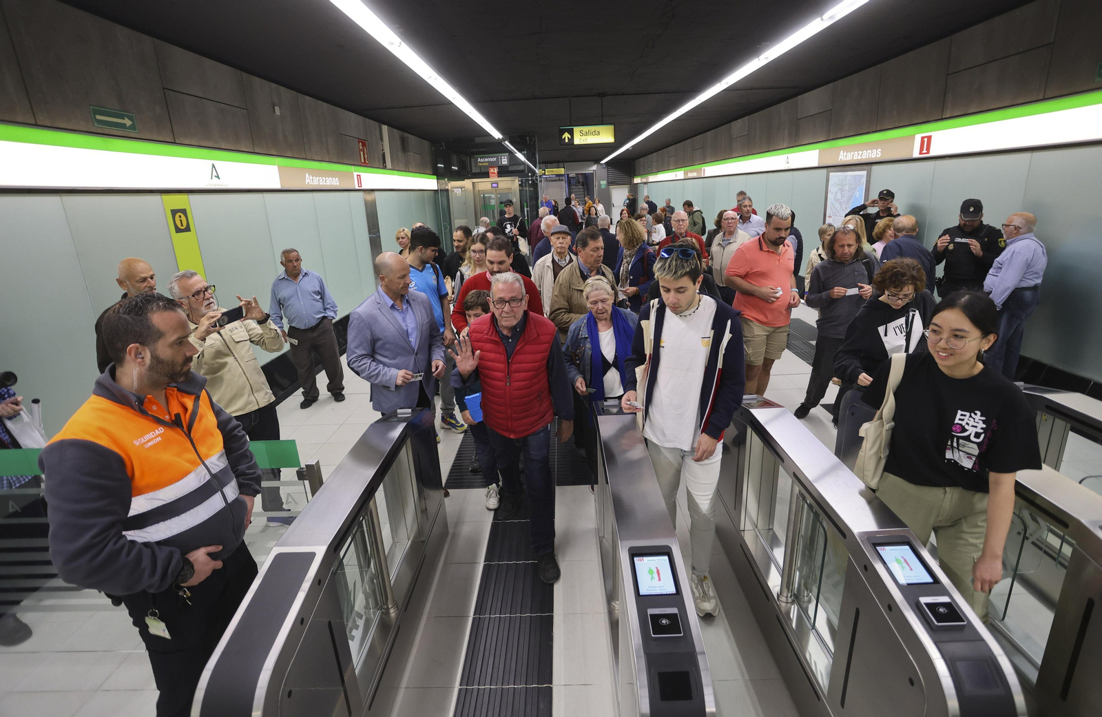 Los primeros trayectos en el Metro de Málaga desde Atarazanas y Guadalmedina, en fotos