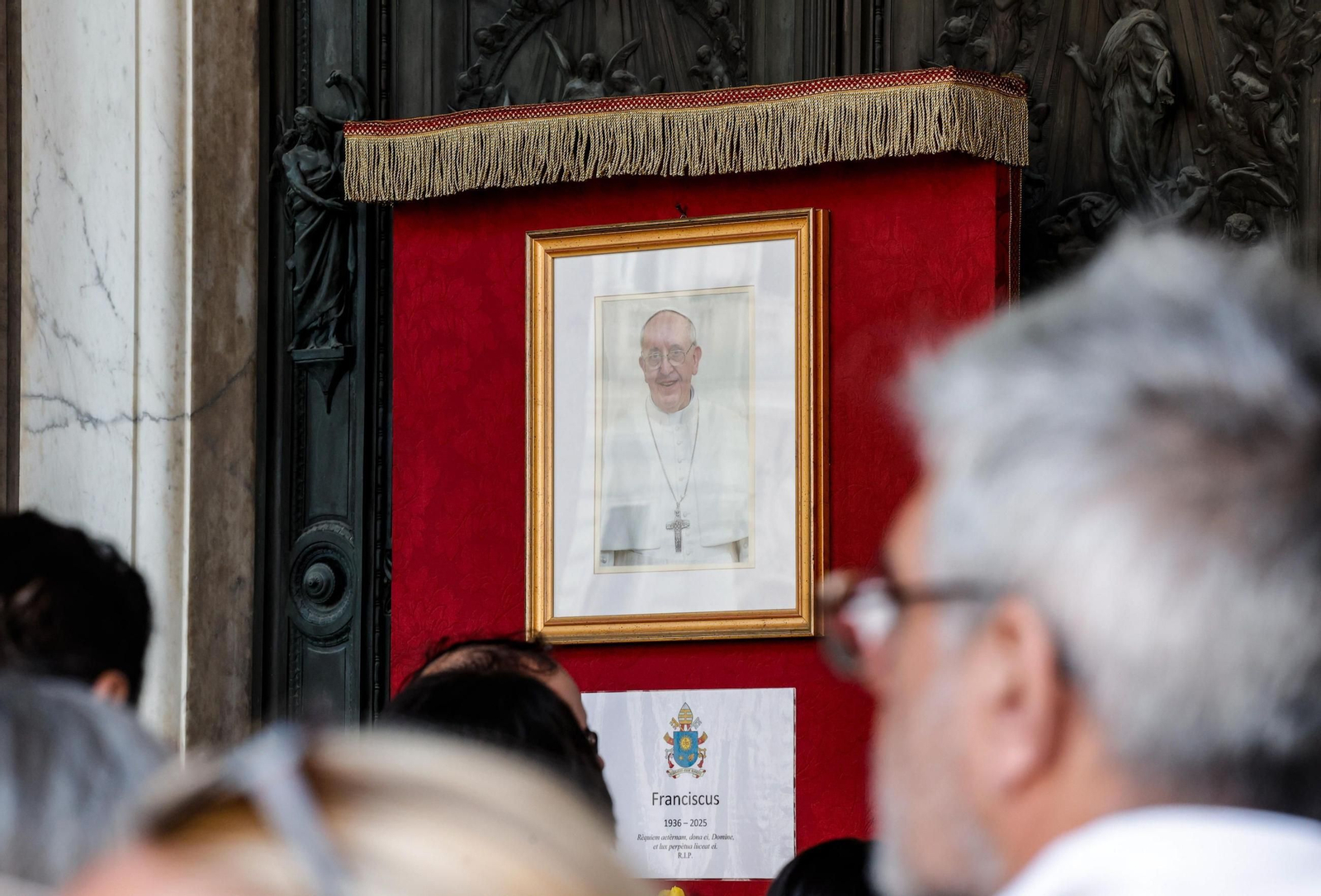 Fotos del ambiente en Roma tras la muerte del papa Francisco