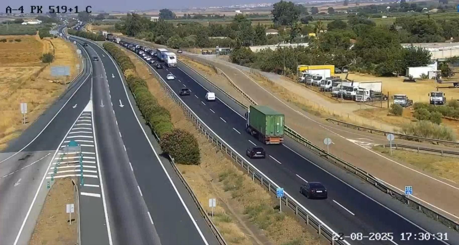 Retención en la A-4 por Carmona tras un accidente. Ha sido, de momento, lo más destacado de la tarde.