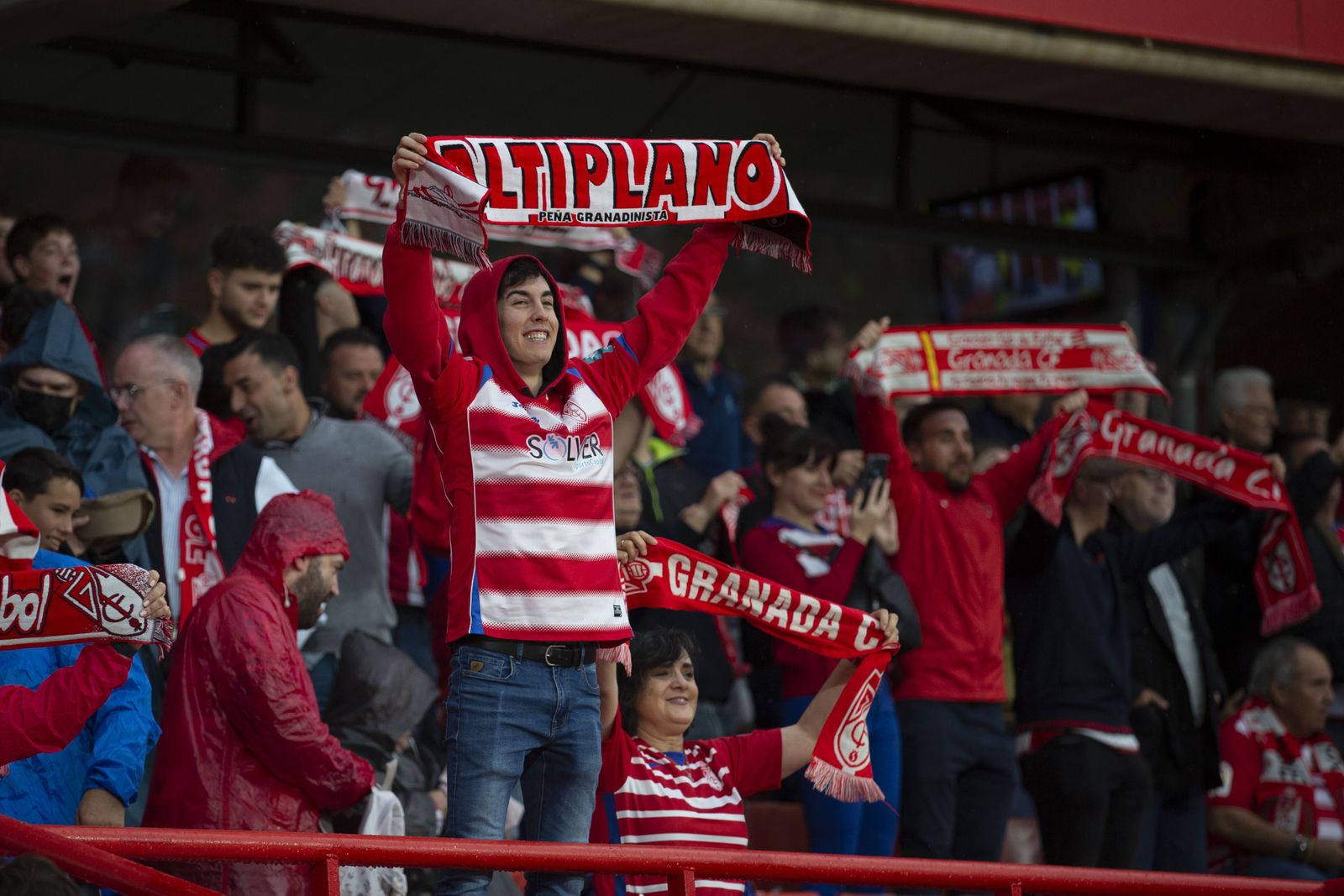 Encuéntrate en la grada en el Granada-Leganés