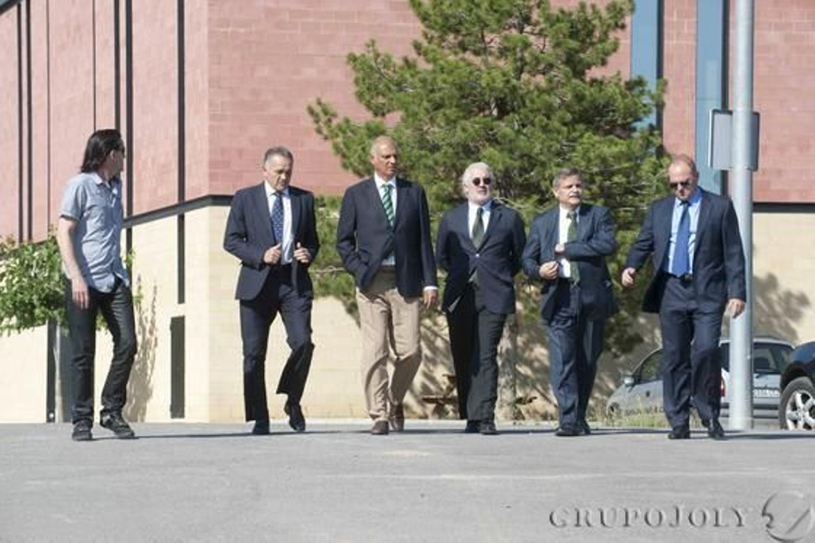Rafael Gordillo, Tomás Calero, José Millán, José Antonio Bosch y Pepe Mel, a la salida del tanatorio.

Foto: D.S.