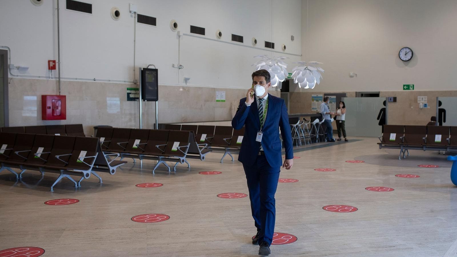 El director Jesús Caballero en la visita a una de las salas de embarque adaptadas con marcas de seguridad en el suelo, en los asientos y en el mostrador..