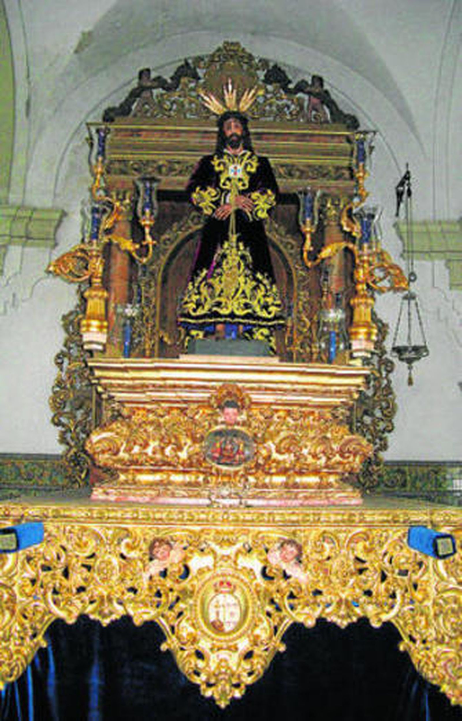 El Cautivo sobre el paso de la Veracruz de Sanlúcar la Mayor.