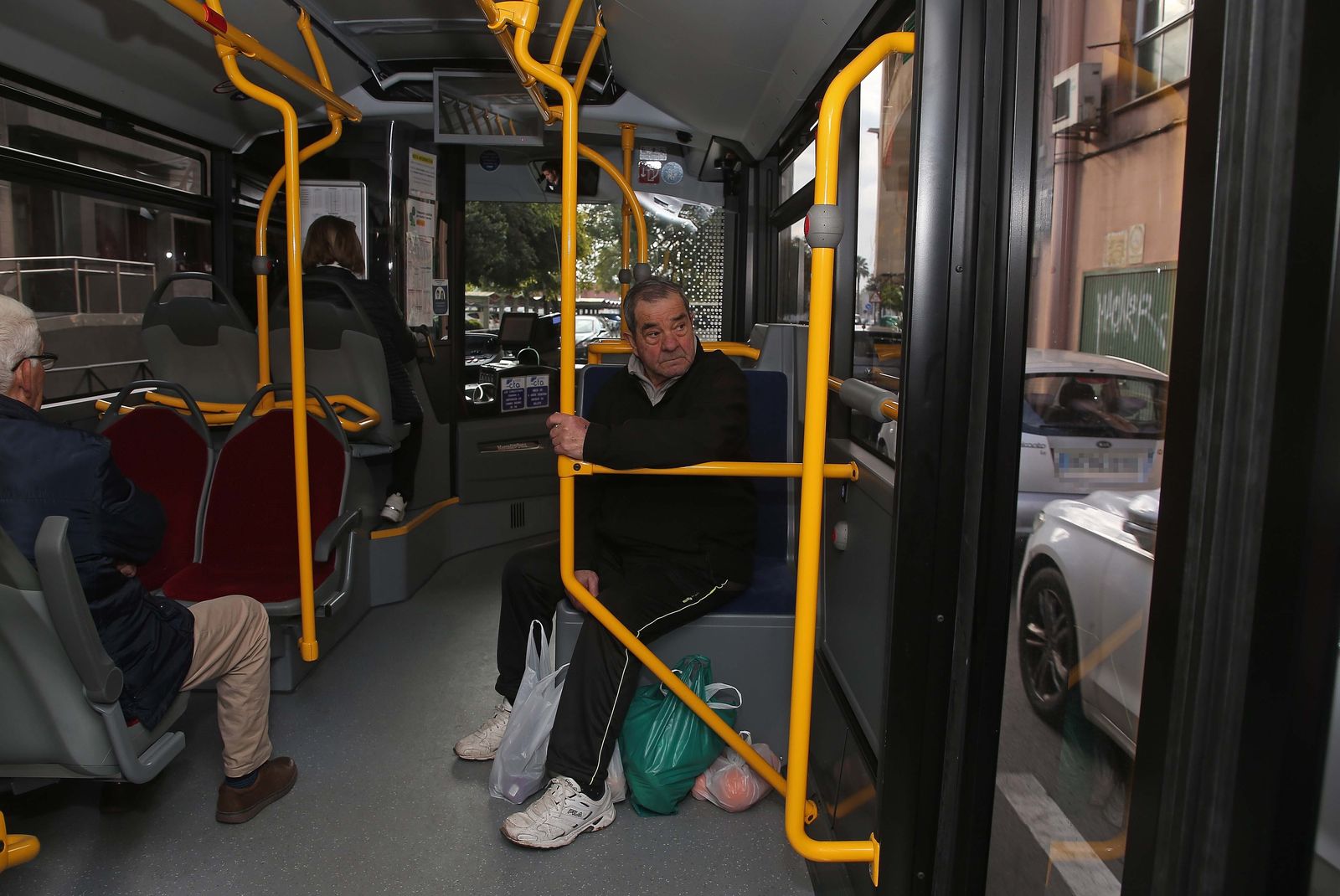 Fotos del primer día sin mascarillas en el transporte público en Algeciras