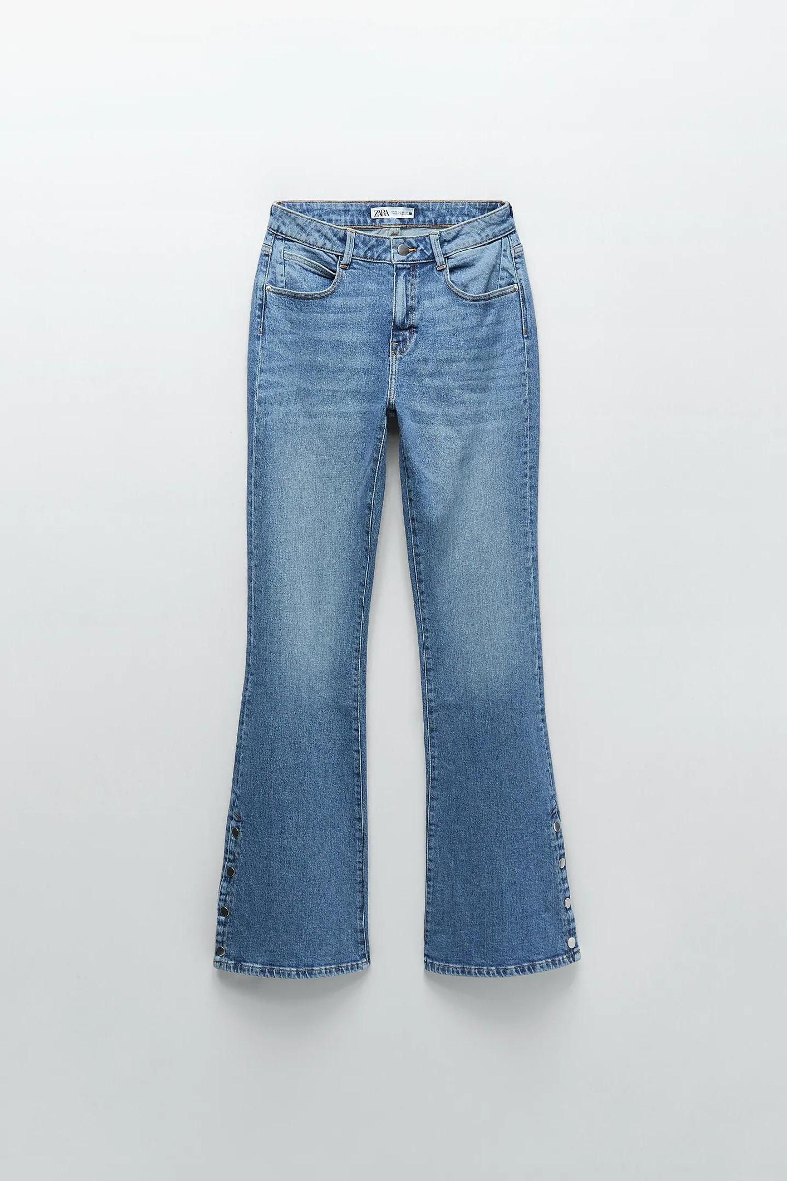 Pantalones campana de Zara en tejido vaquero y con botones en los laterales. Pantalones campana de Zara en tejido vaquero y con botones en los laterales.
