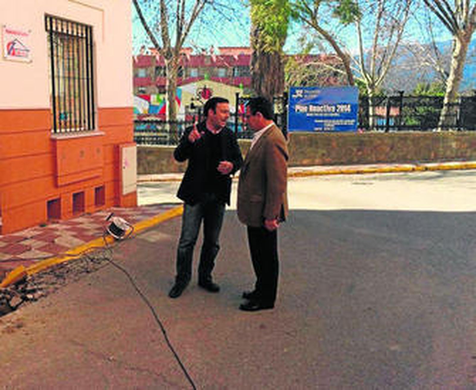 David Gil y Bernardo Villar, ayer en la calle Alhóndiga, donde se ha repuesto el acerado.