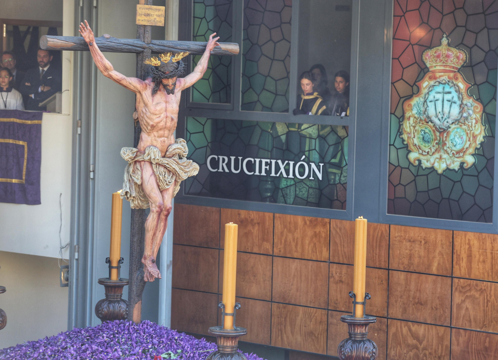 Crucifixión en su procesión del Lunes Santo en Málaga, en fotos