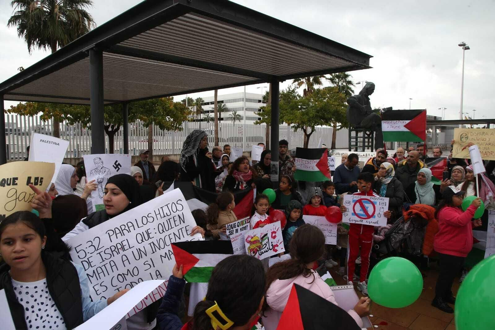 La concentración celebrada junto a la entrada del Puerto de Algeciras.