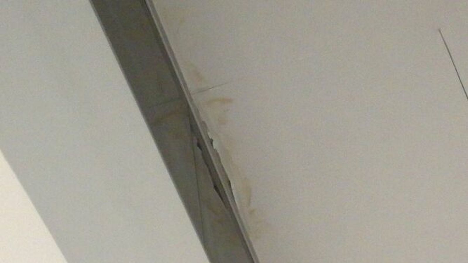 Imagen de las goteras en el teatro Pedro Muñoz Seca.