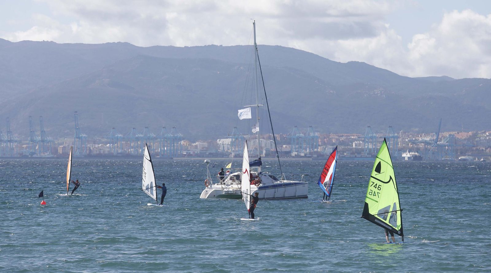 Las fotos de la primera jornada de la Copa de Andalucía de la clase windsurfer en La Línea