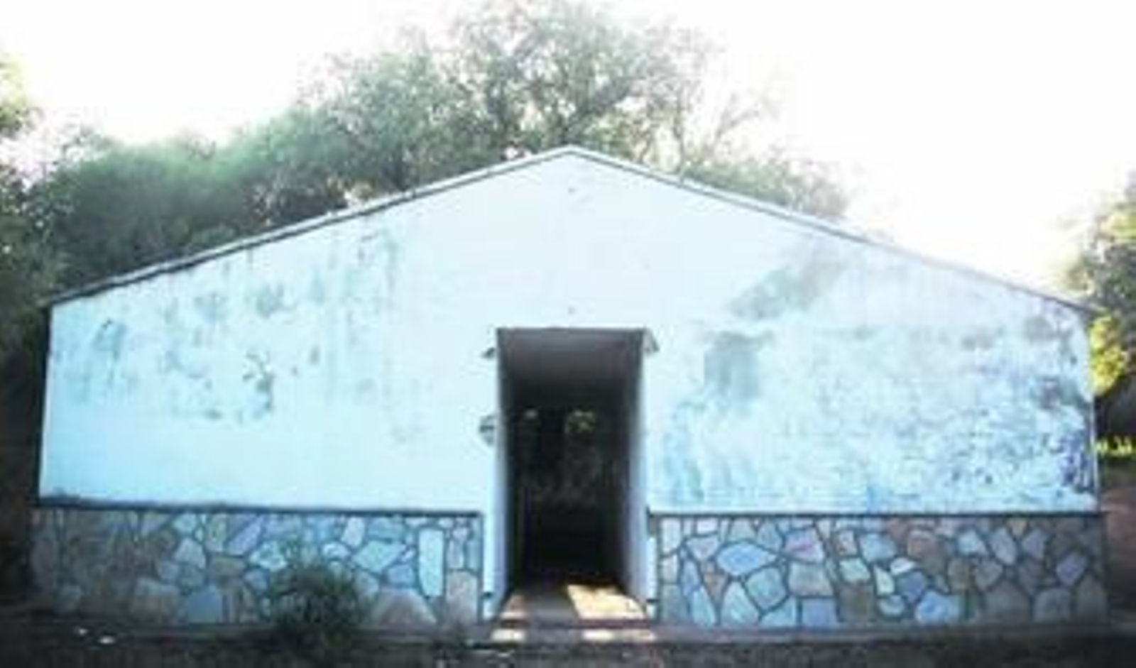 Una vista de la fachada de lo que antaño fue el edificio que albergaba los cuartos de baños y las duchas, hoy totalmente destrozadas.