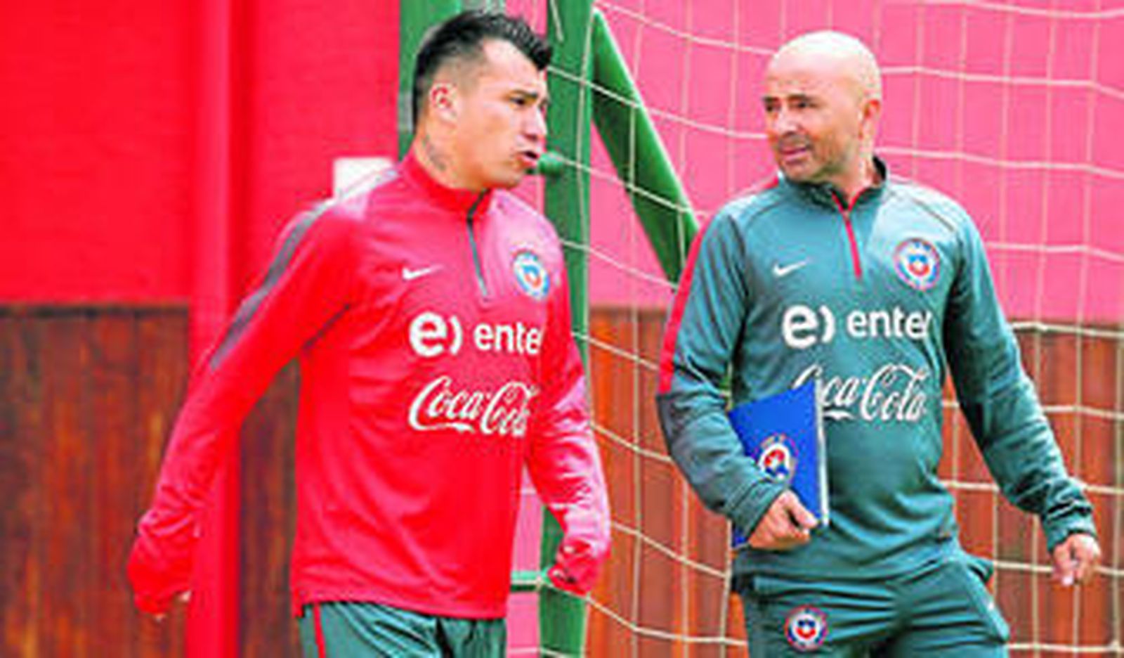 Gary Medel dialoga con Jorge Sampaoli durante un entrenamiento de la selección de Chile.