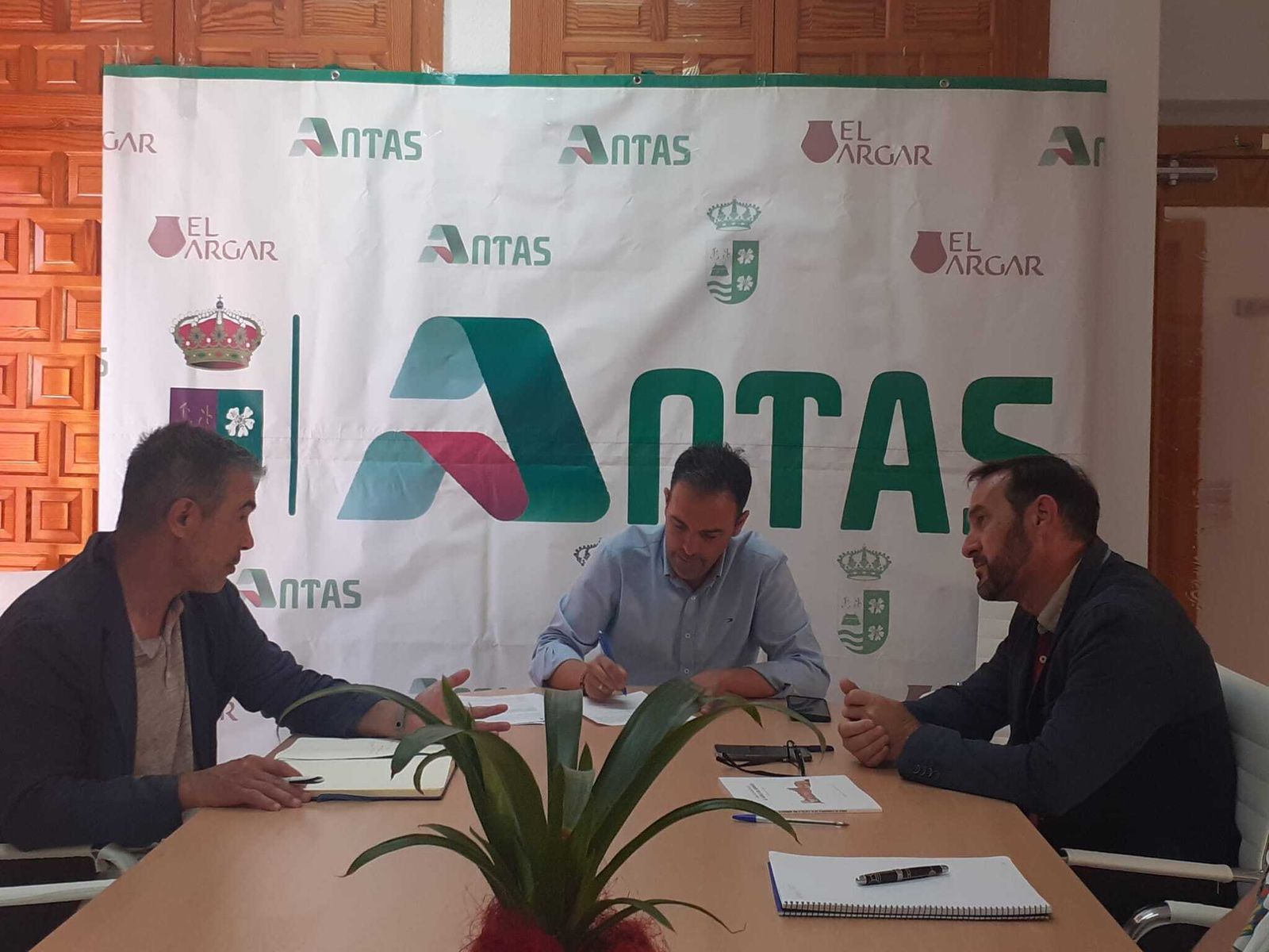 Momento de la firma.