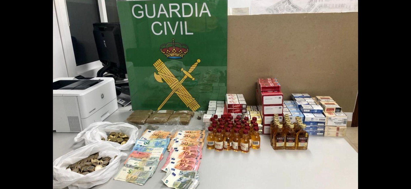 La mercancía intervenida por la Guardia Civil en el kiosco.
