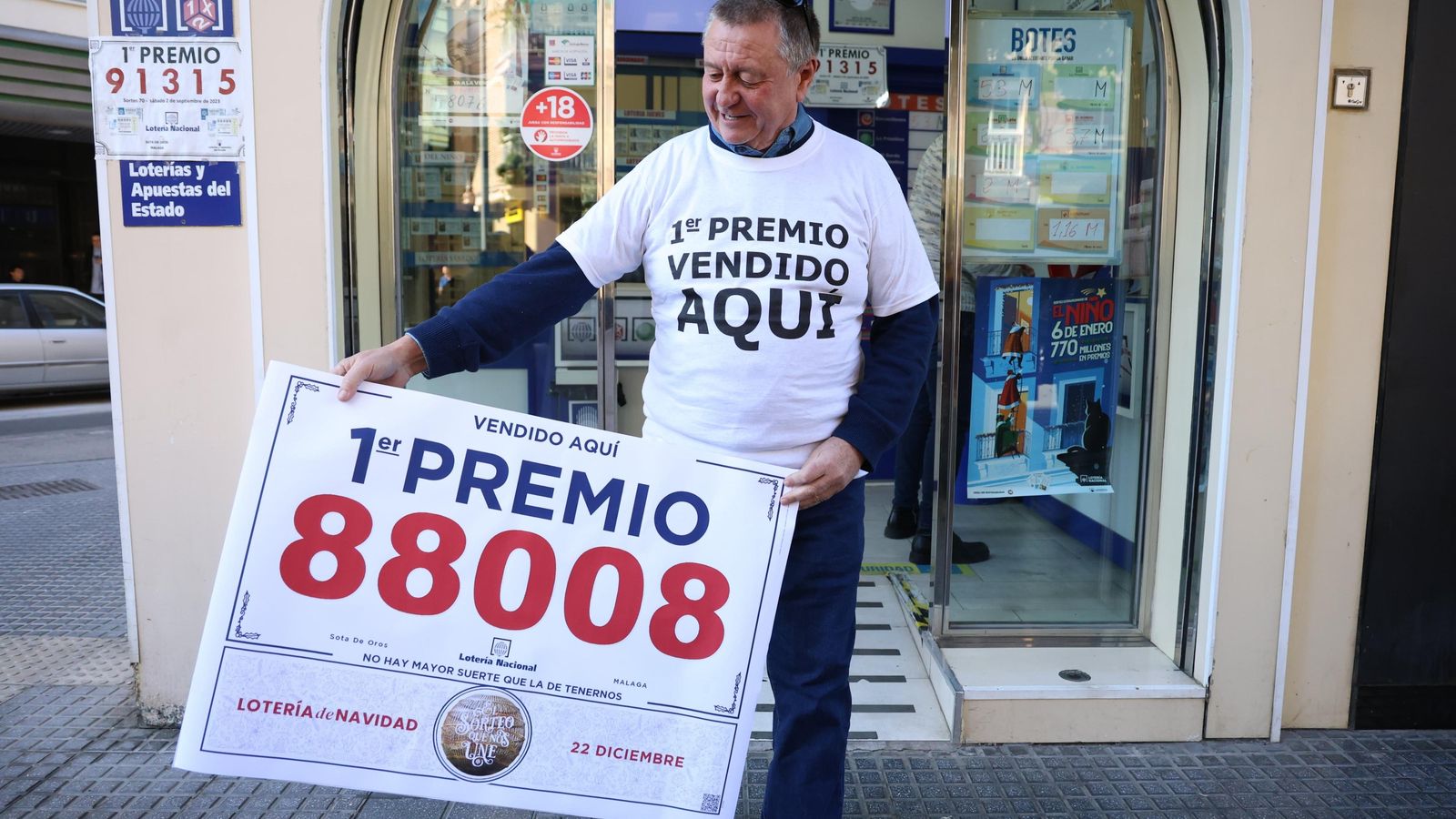 Antonio Carmona, dueño de la administración 'Sota de Oros' que ha vendido dos boletos del Gordo.