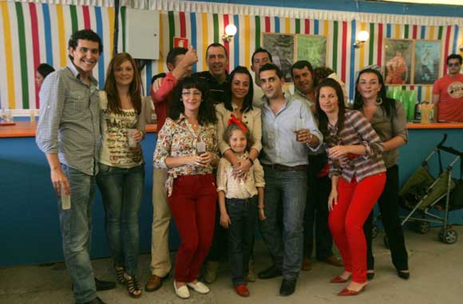 Cientos de personas acuden a las casetas para poner los últimos farolillos y disfrutar de los almuerzos de socios. Las Fiestas Patronales de San Isidro Labrador se abren hoy tras la coronación y la cabalgata

Foto: Jose Maria Qui?s