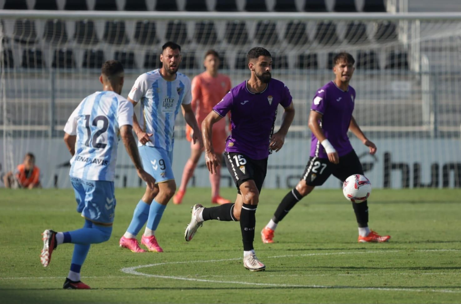 Las mejores fotos del ambiente en el Municipal de La Línea para el Málaga - Córdoba CF