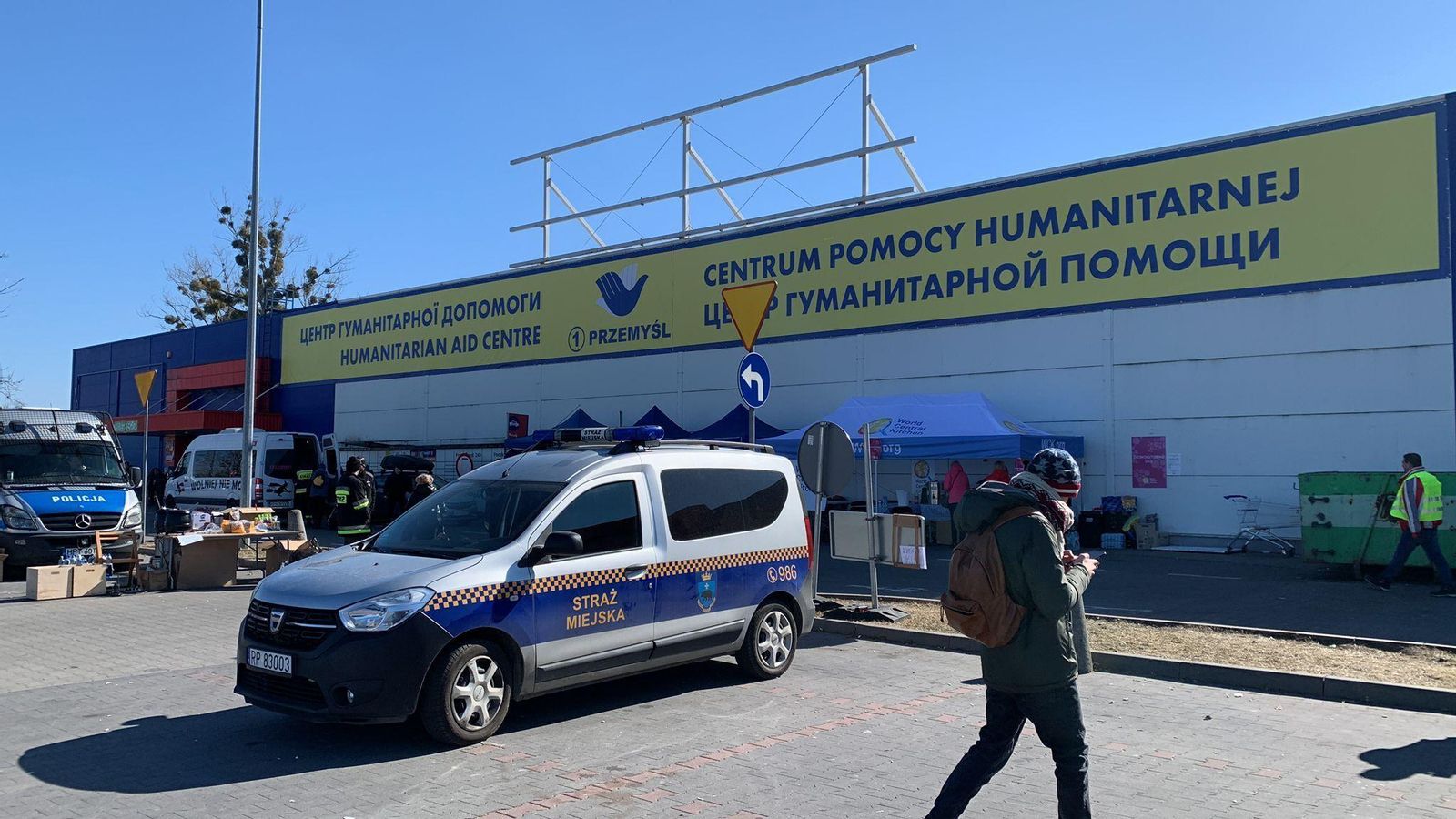 El centro de refugiados donde han recogido a los ucranianos. Situado en Przemysl (Polonia), conocido como El Tesco, es un centro comercial donde se ubicaba este hipermercado antes de estallar la guerra. Era el centro de referencia que albergaba a 6.000 mujeres y niños. Todos los días entraban y salían refugiados. Muy impactante.