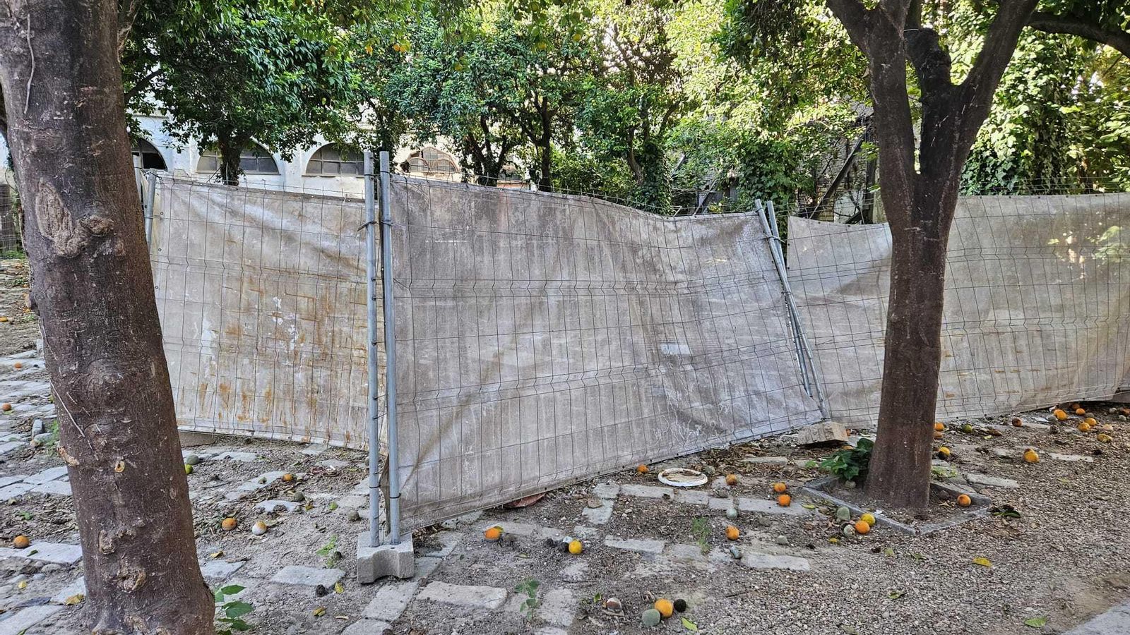 El lamentable estado del compás del convento de Santa Clara de Sevilla.