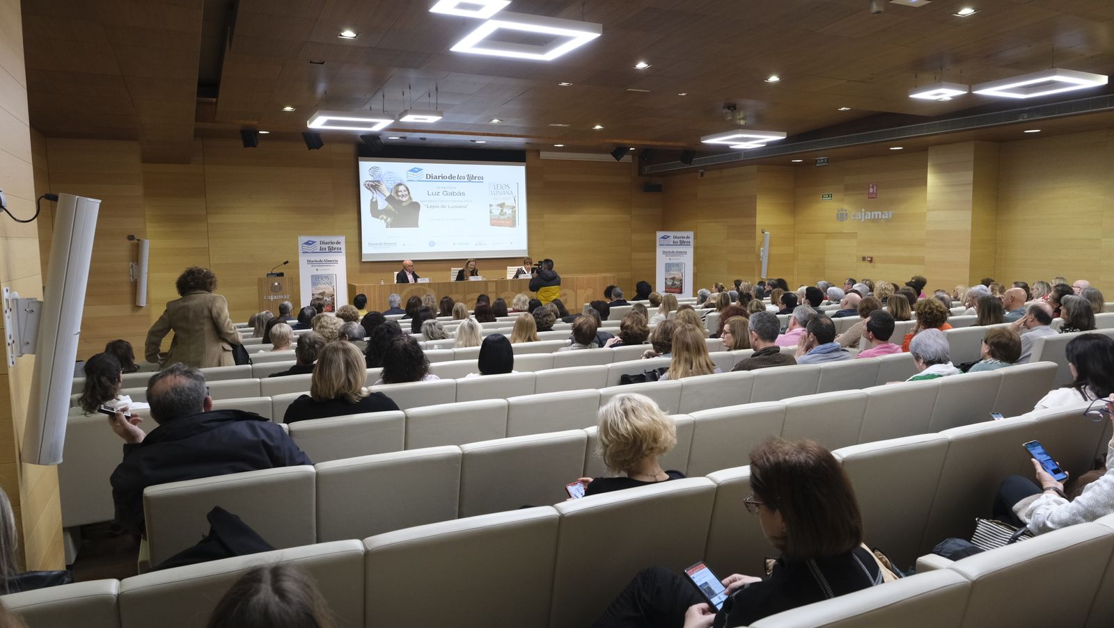 Imágenes del Diario de los Libros con la escritora ganadora del Premio Planeta 2022, Luz Gabás