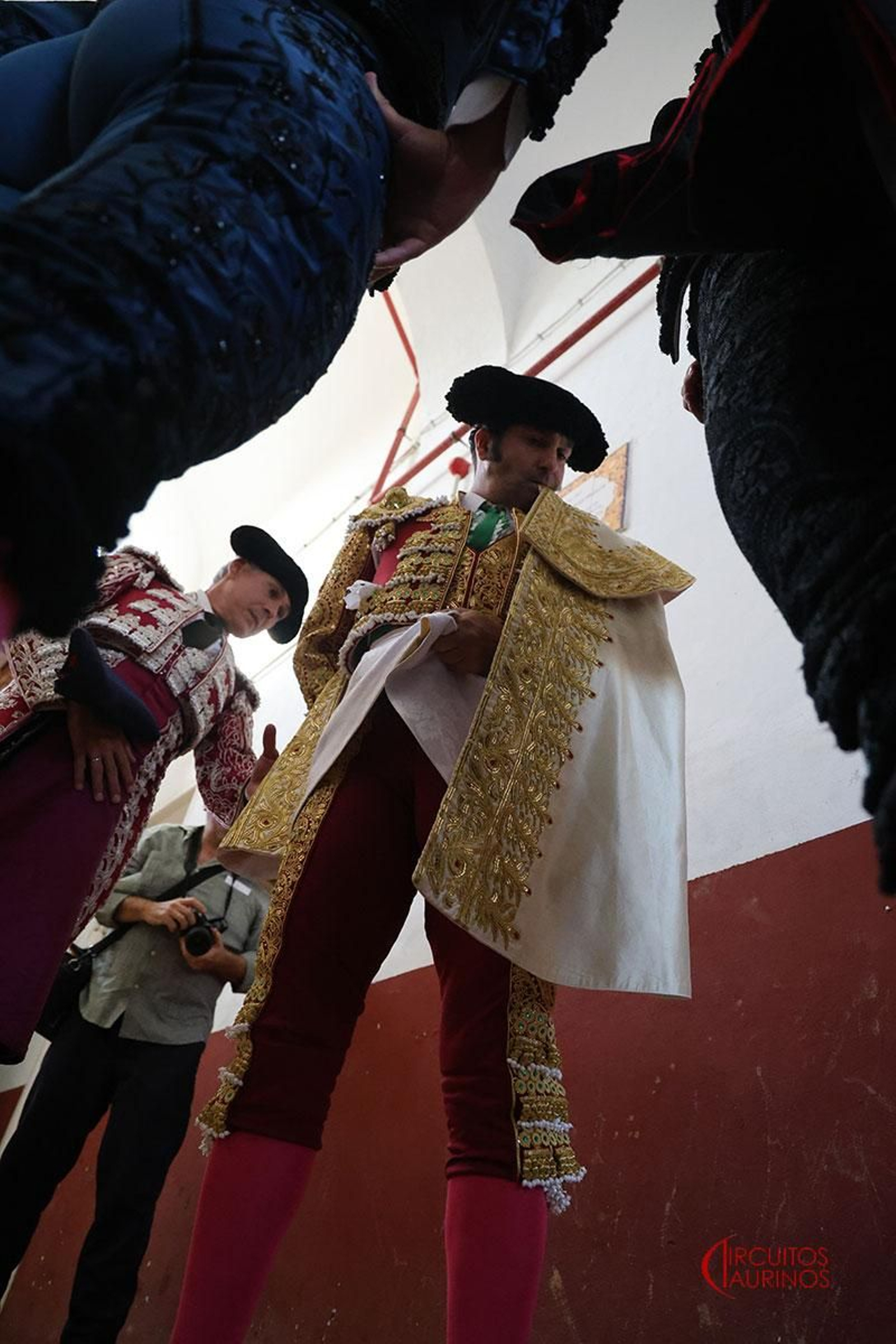 Morante, liándose el capote en el Puerto de Santa María.
