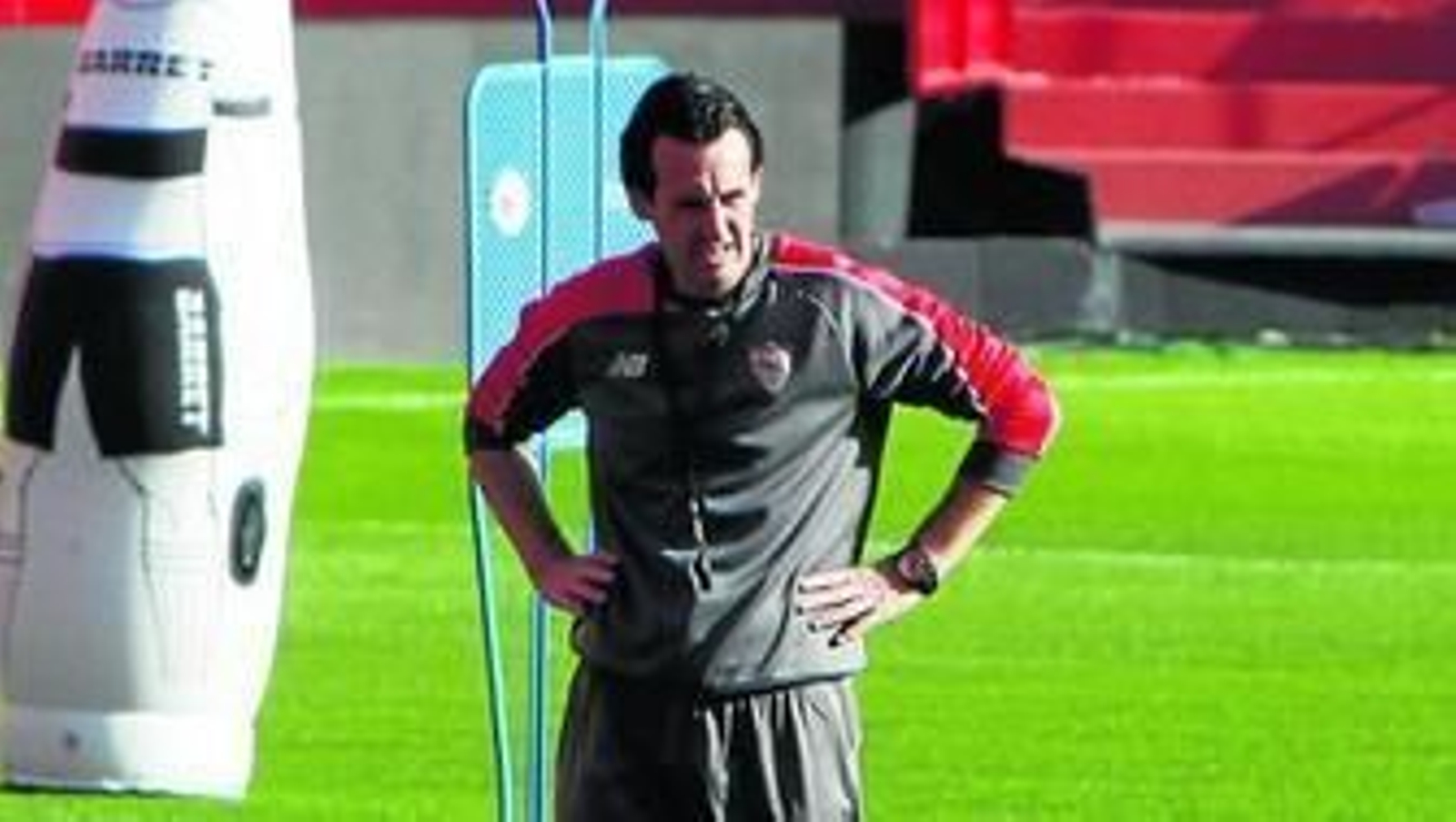 Unai Emery, con las manos en la cadera durante el entrenamiento de ayer.