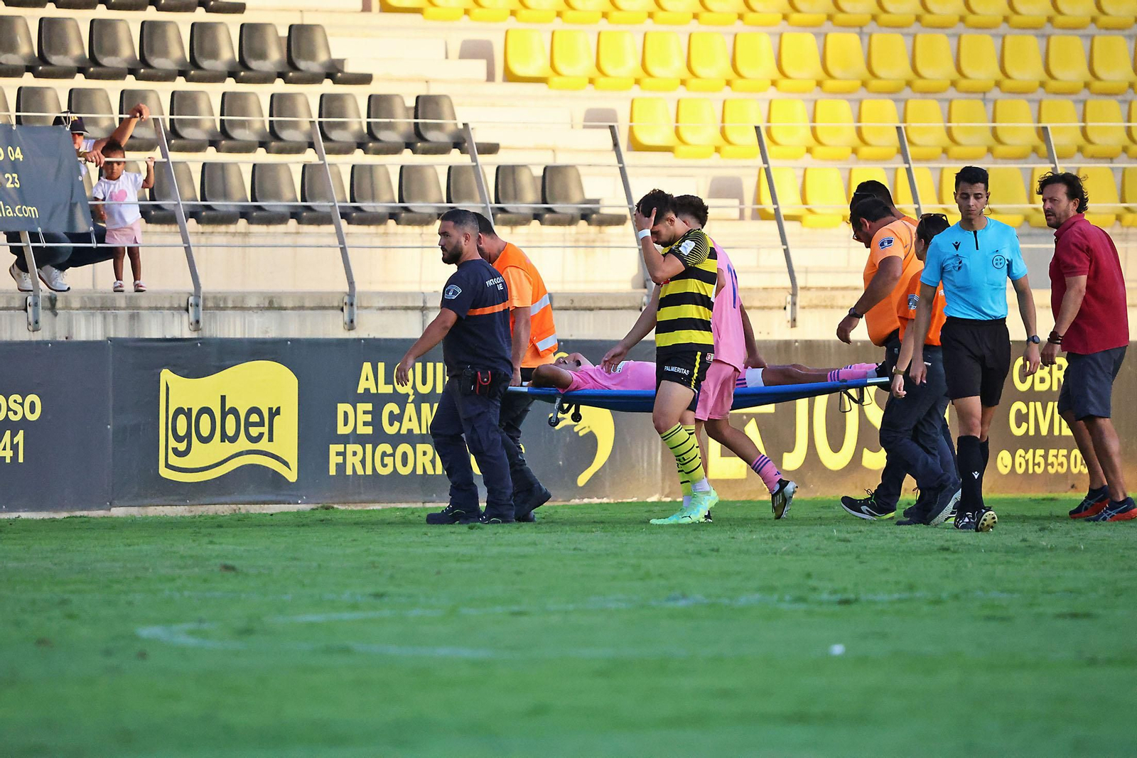 Imágenes del Trofeo de la Bella entre el San Roque de Lepe y el Recreativo de Huelva
