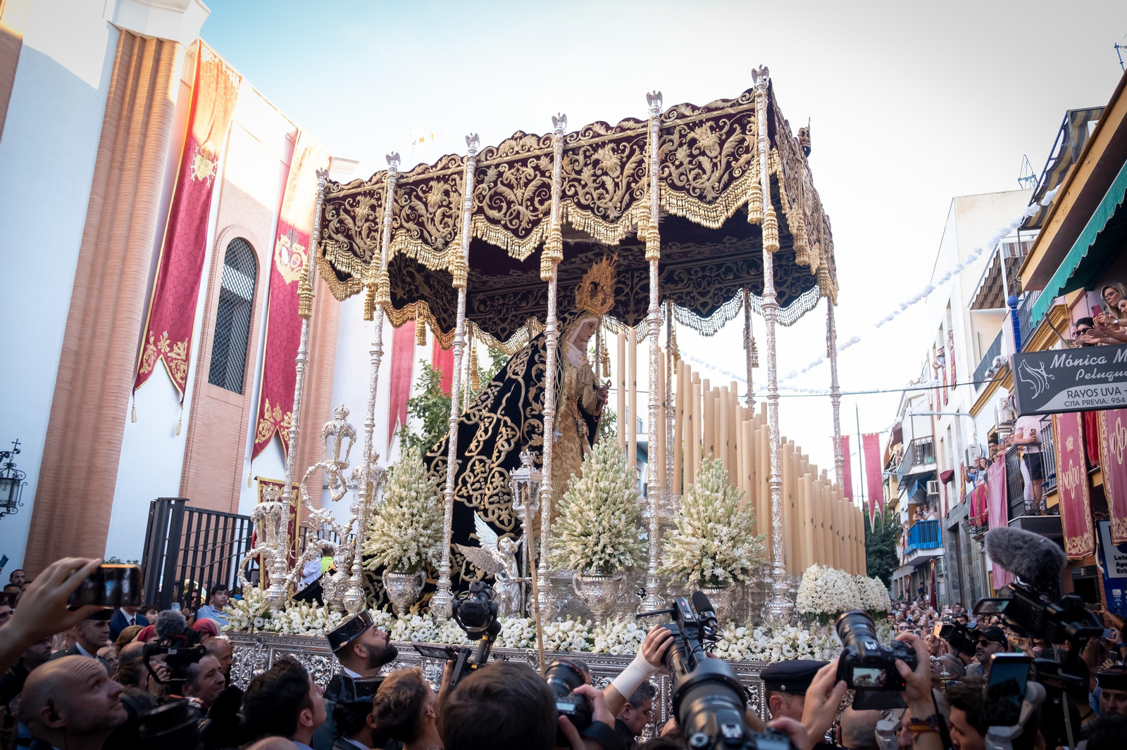 La procesión extraordinaria de la Virgen de los Dolores del Cerro del Águila, en imágenes