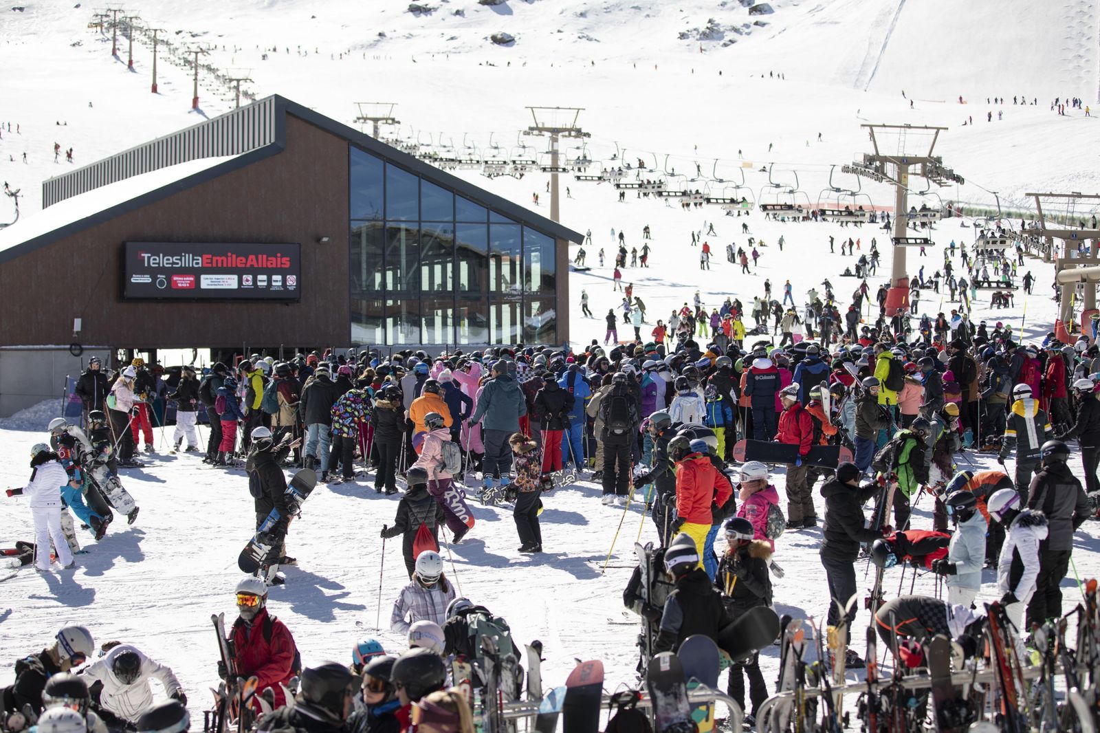 Esquiadores en la zona de Borreguiles de Sierra Nevada, junto al telesilla Emille Allais, una de las novedades de la temporada 2022-2023