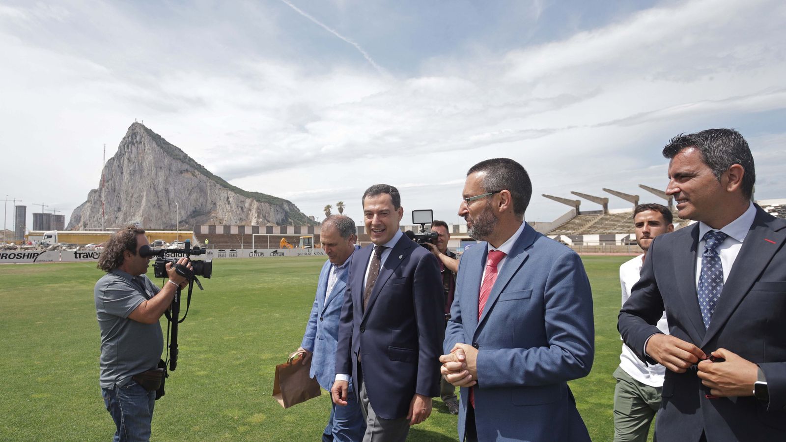 Fotos de la visita de Juanma Moreno al estadio municipal de La Línea