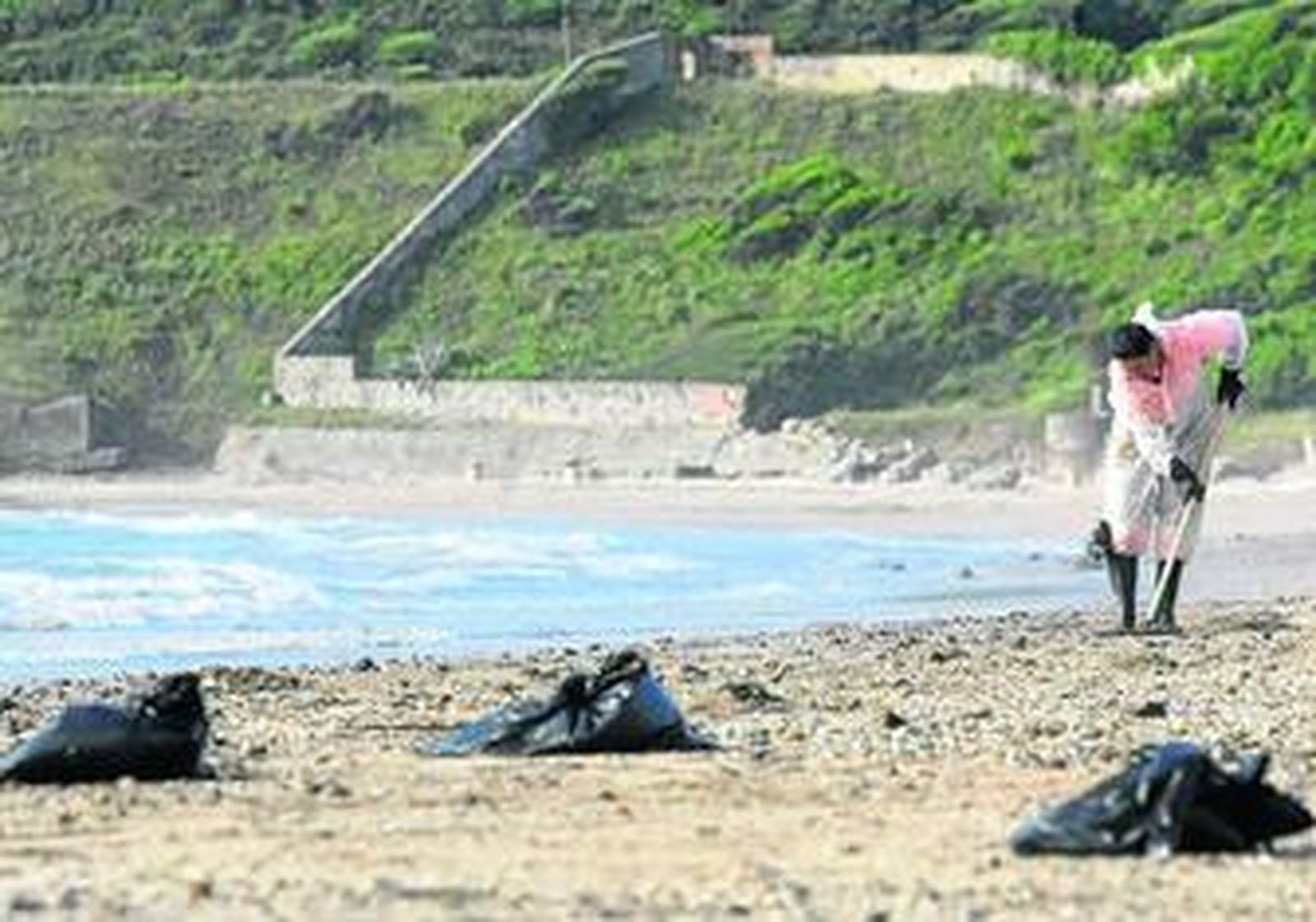 Imagen tomada el pasado viernes durante las labores de limpieza en la zona de Getares.