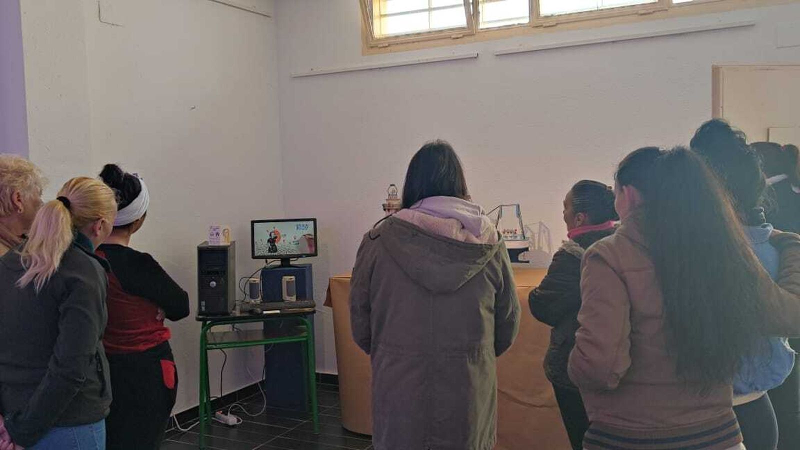 Internas de 'El Acebuche' visitan la exposición.