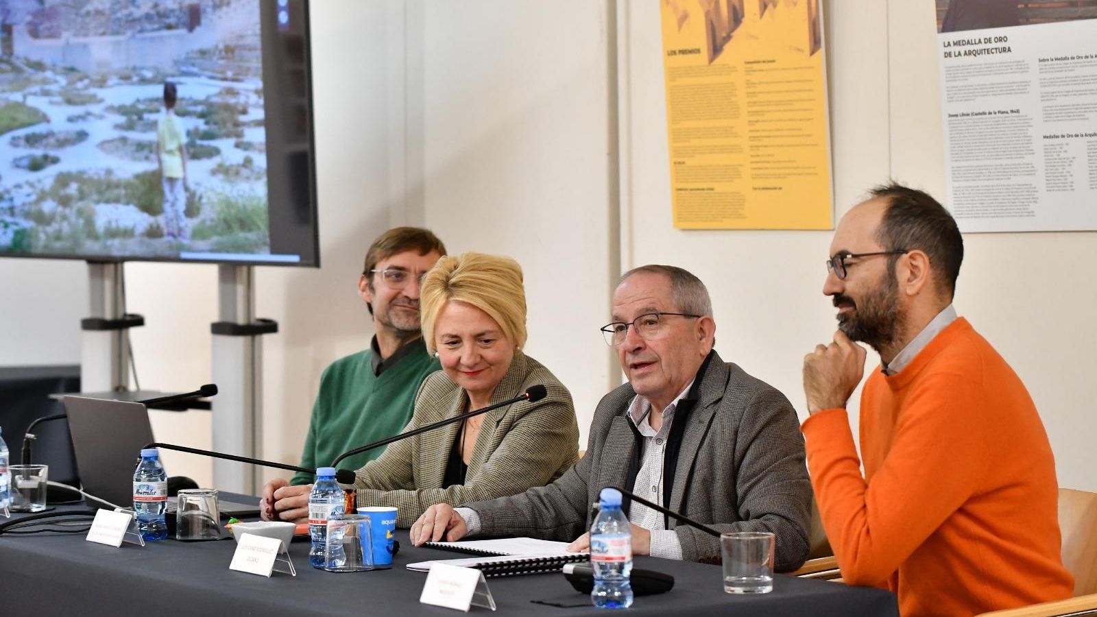 Eloísa Cabrera y Luis Cano, con los arquitectos de La Hoya, Vicente Manuel Morales y Juan Antonio Sánchez. Eloísa Cabrera y Luis Cano, con los arquitectos de La Hoya, Vicente Manuel Morales y Juan Antonio Sánchez.
