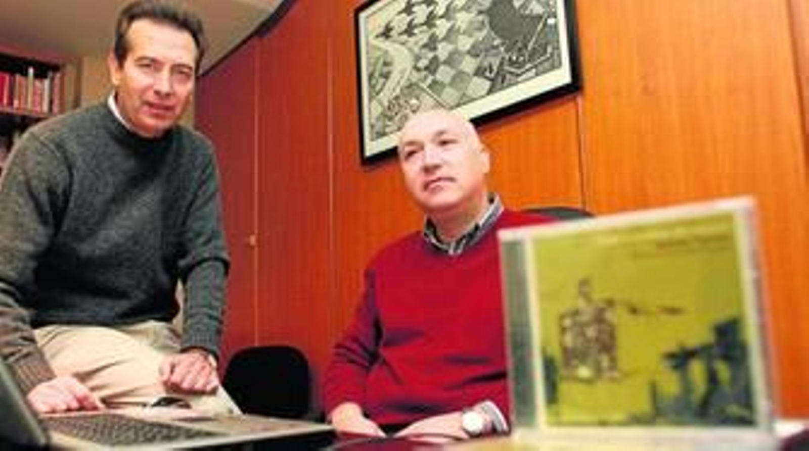 1. El compositor Germán Tejerizo              y el guitarrista José Luis Rodríguez, creadores de Arcomúsica.                            2. Sergio Kuhlmann, a la batuta.                 3. El pianista Juan José Muñoz Cañivano. 4. La soprano                          Mónica Luz. 5. Carátula de                          'Toda la belleza del mundo',                         el primer álbum editado por Arcomúsica.