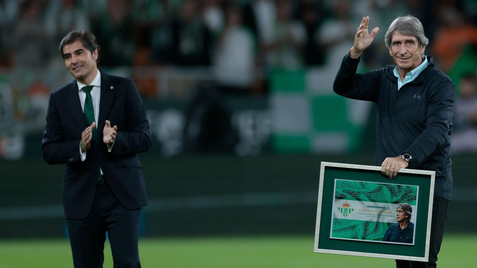 Ángel Haro entrega a Manuel Pellegrini un cuadro conmemorativo por sus 264 partidos al frente del Betis.