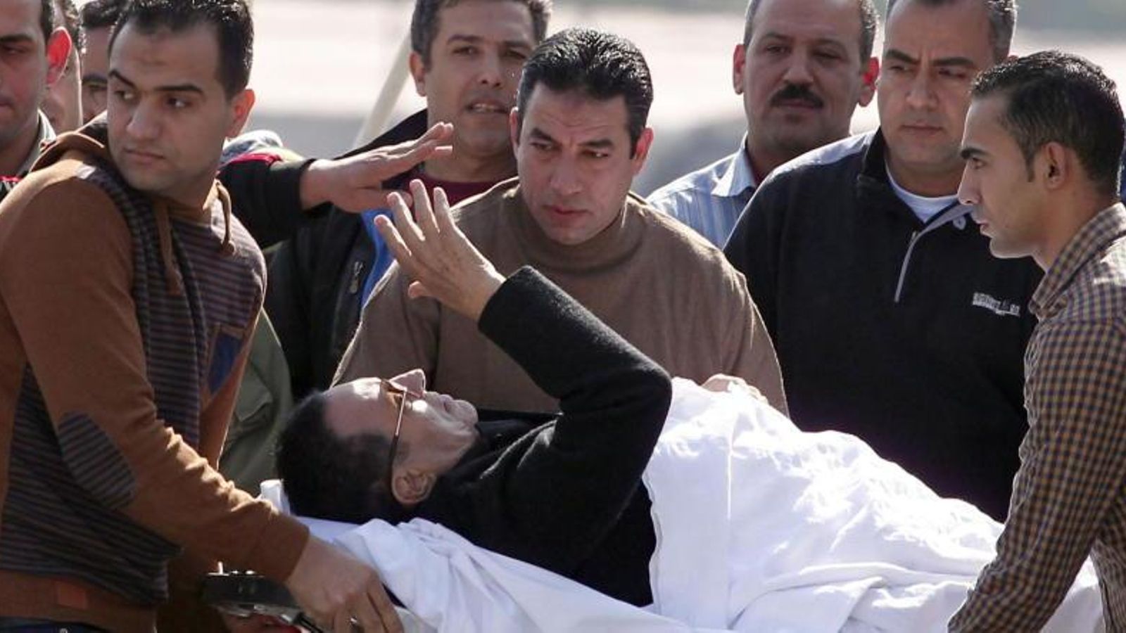 Hosni Mubarak, trasladado al juicio en camilla.
