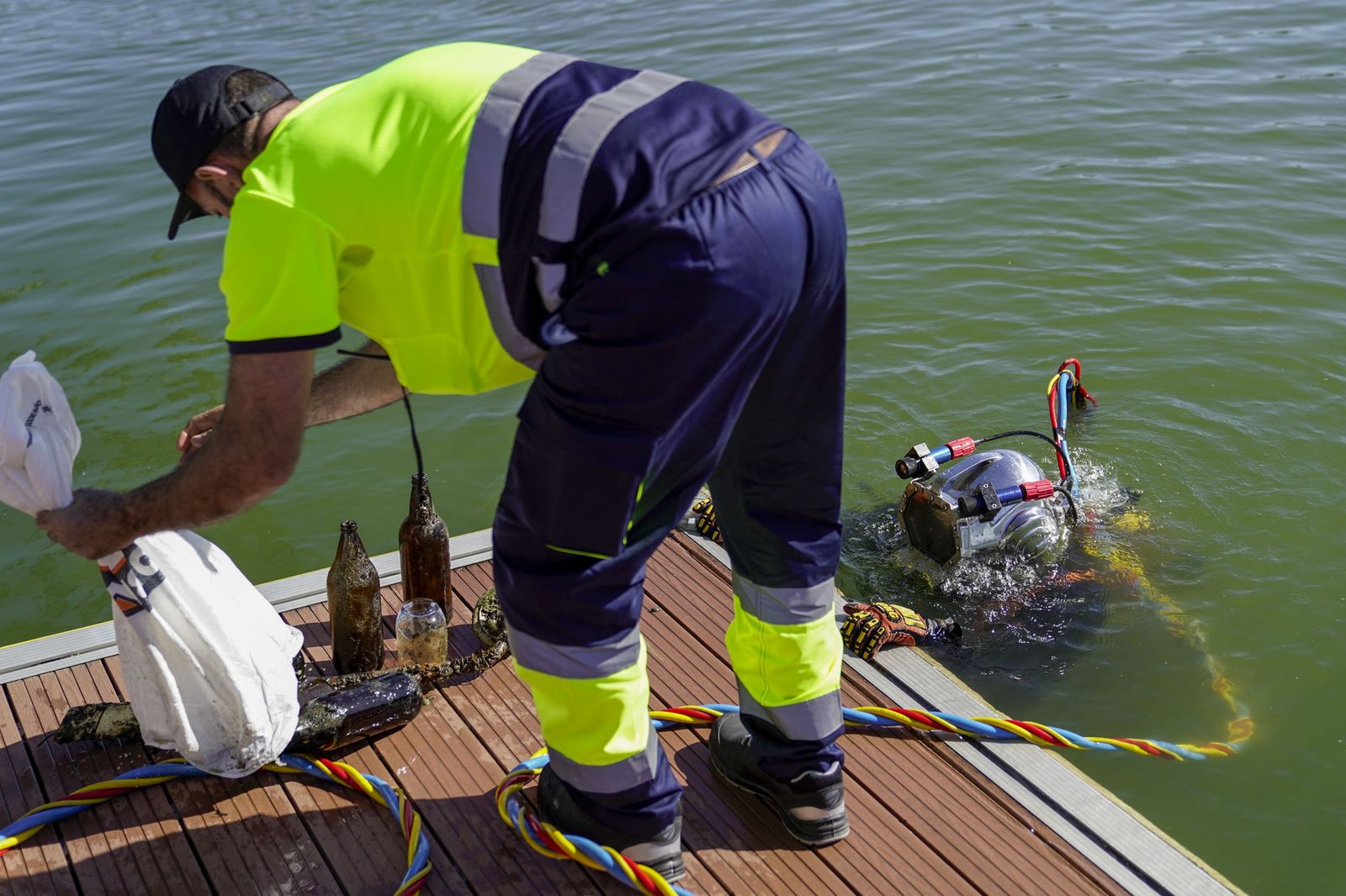 La limpieza solidaria del Guadalquivir en el Centro Náutico del Alamillo, todas las fotos