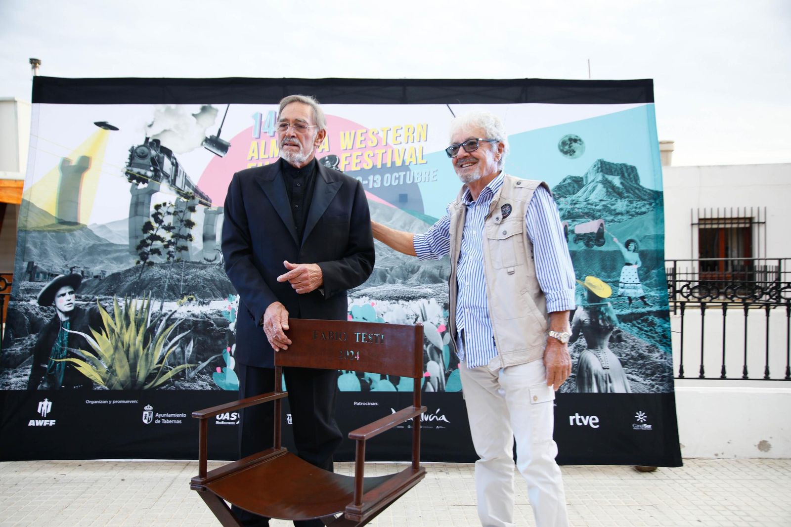 Descubrimiento de la silla del actor Fabio Testi en el Paseo de la Fama de Tabernas, en imágenes