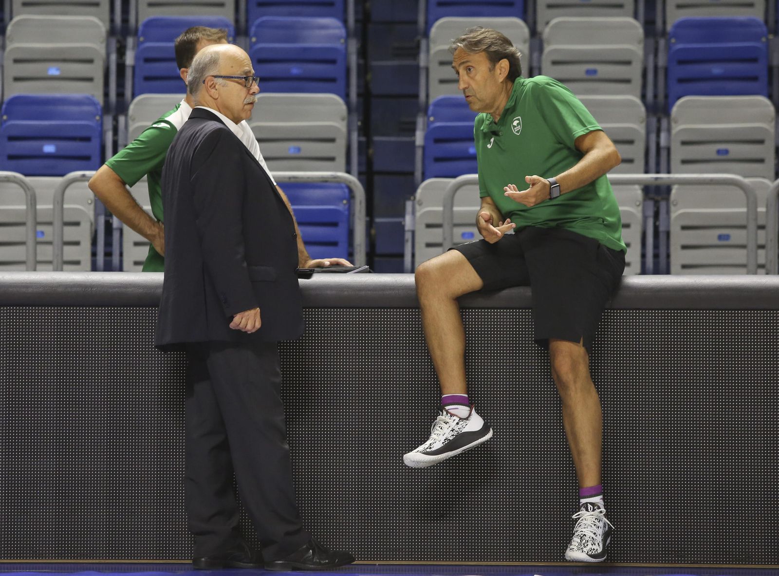 Luis Casimiro charla con Eduardo García en el Carpena.