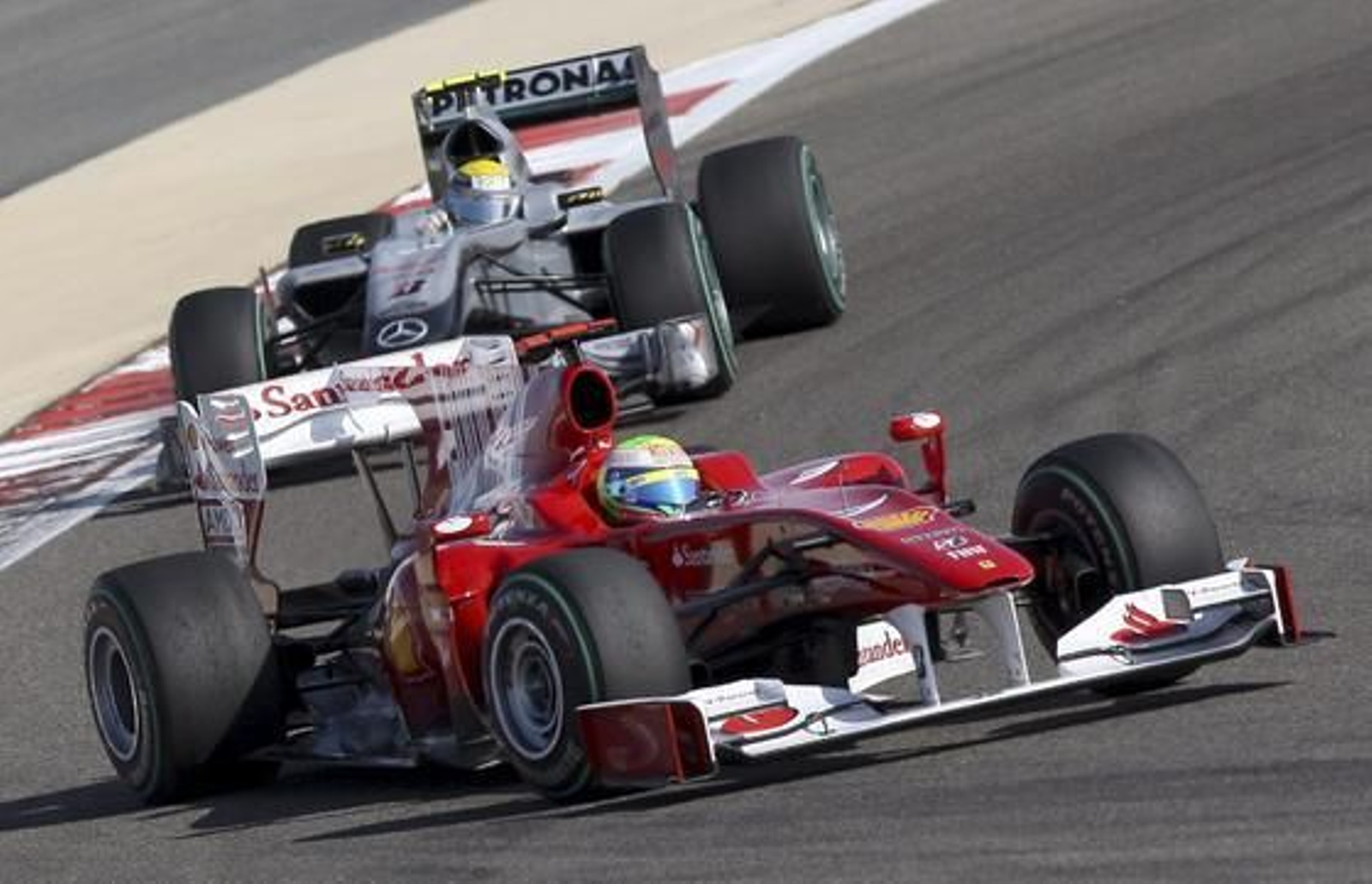 Fernando Alonso gana su primera carrera como piloto de Ferrari en Bahrein. / EFE