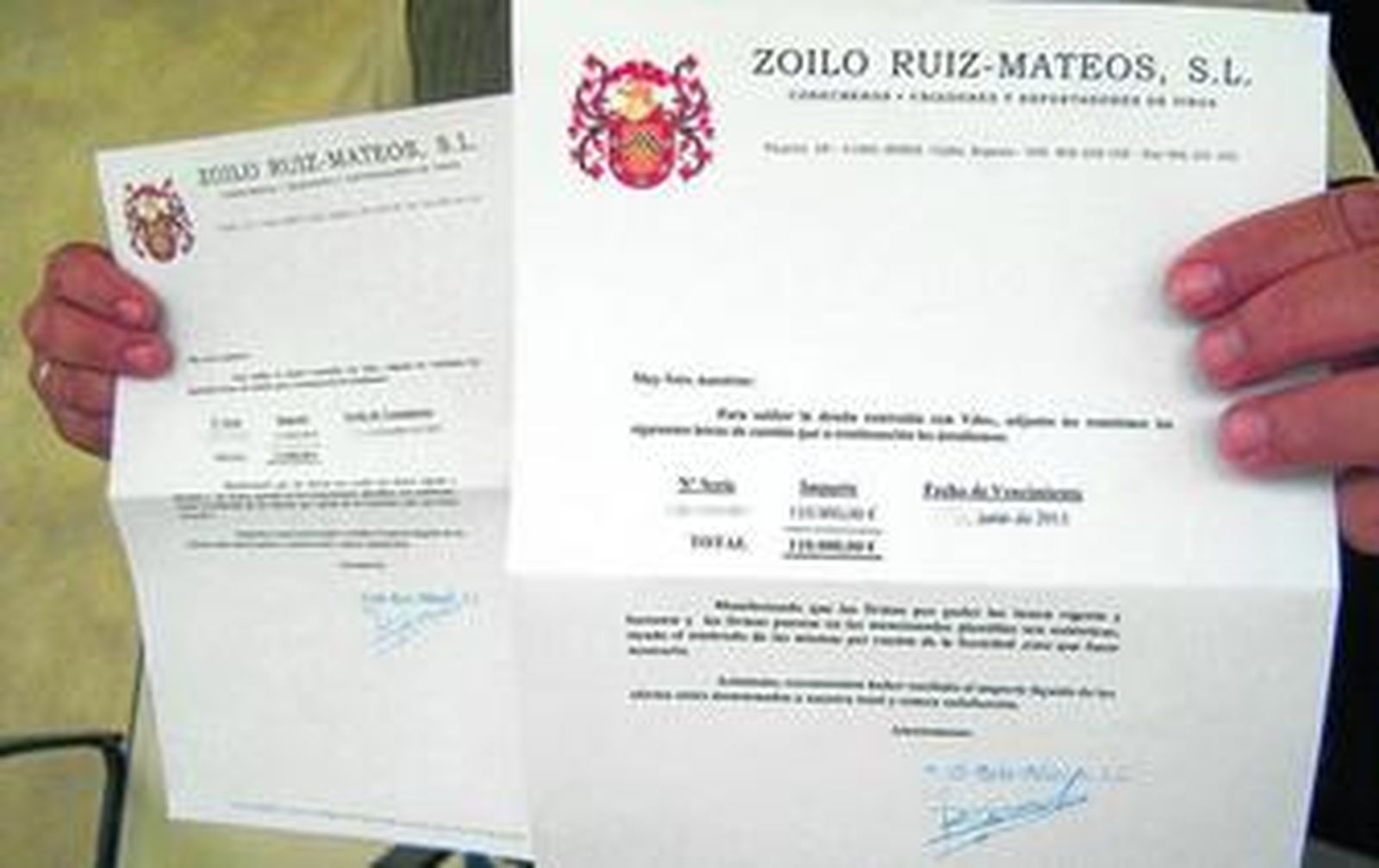 Francisco, un afectado, sostiene los documentos que acreditan su inversión en Nueva Rumasa con dos letras de 110.000 y 15.000 euros.