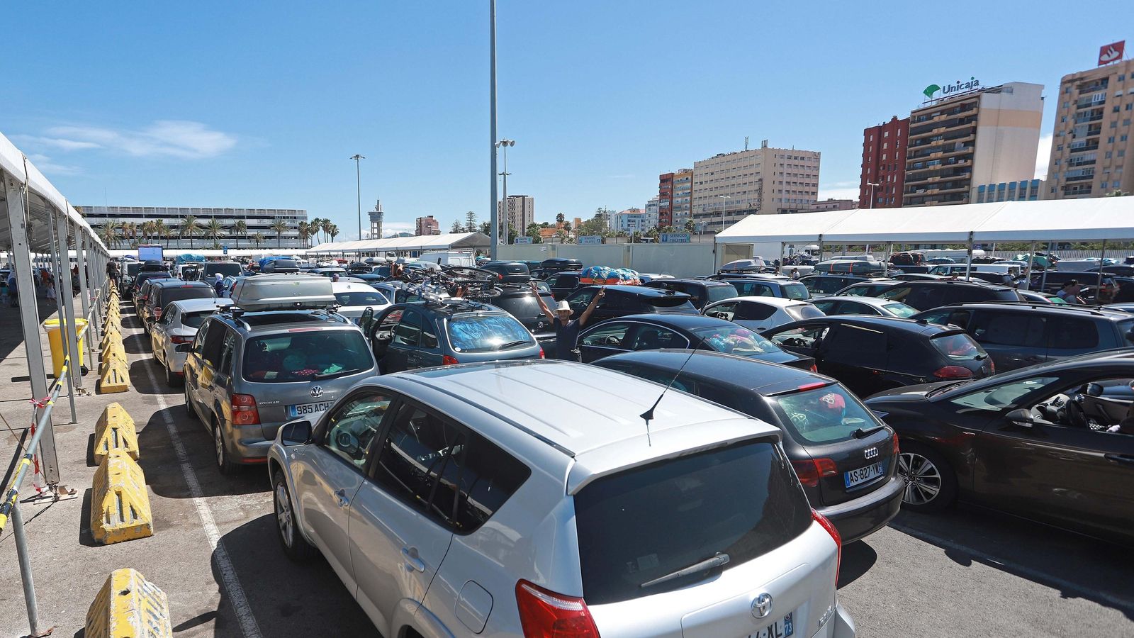 Una hilera de vehículos espera su turno para embarcar en Algeciras, el año pasado.
