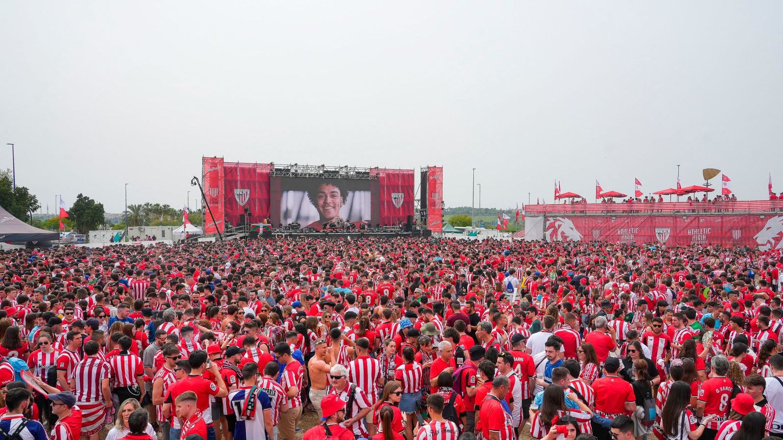 Fan zone del Athletic de Bilbao en Sevilla, durante la final de la Copa del Rey 2024
